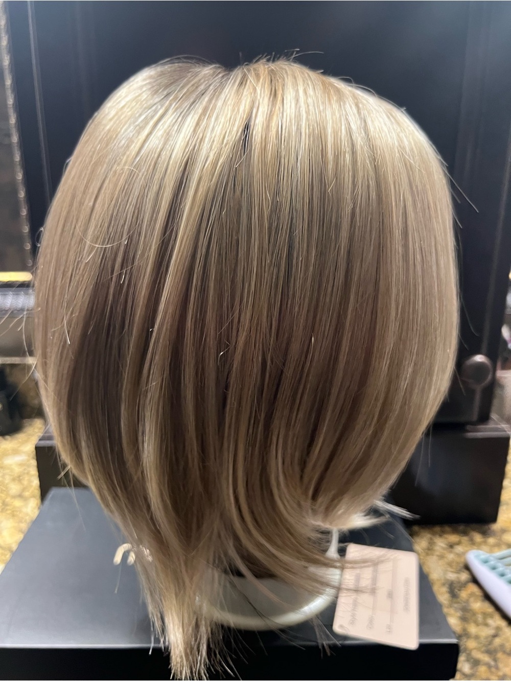 Stylish Women's Short Layered Wig - Blonde
